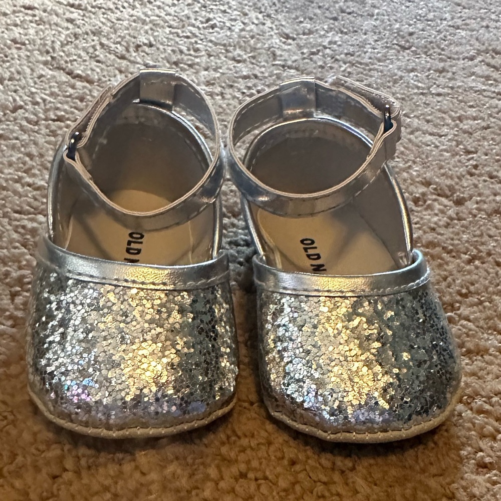 Old Navy Shoes
Size 0-3  months baby girl shoes